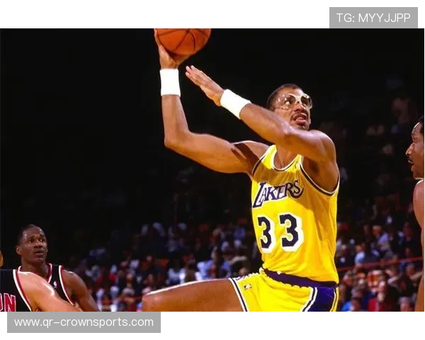 卡里姆·阿布杜尔-贾巴尔内线背身单打效率远超同时代对手