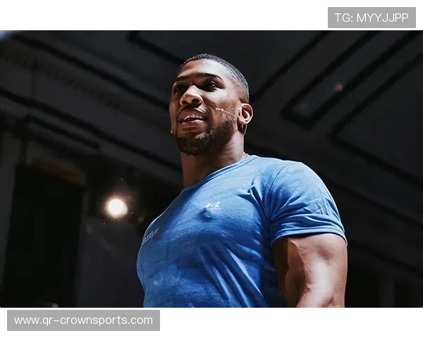 安东尼·约书亚晚上豪宅里大秀健身房，隔壁邻居睡不着了吧？