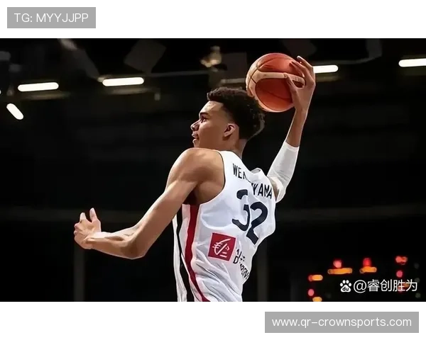 文班亚马挡拆吸引后卫包夹比新秀季更具三分威胁