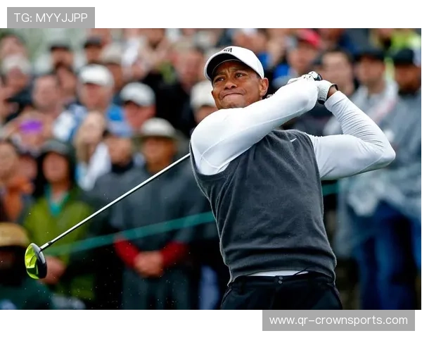 泰格伍兹穿得比我运动裤还随意，谁这么牛？