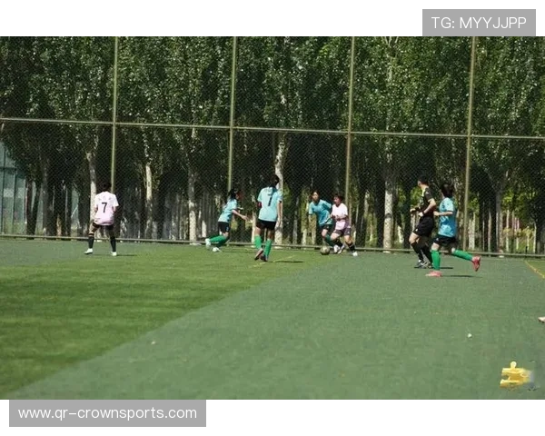 人墙规则：防守方筑墙需距球至少9.15米，进攻方可否干扰？